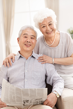 幸福的老年夫妇在客厅