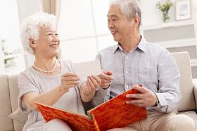 老年夫妇在看照片照片