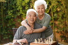 幸福的老年夫妇在院子