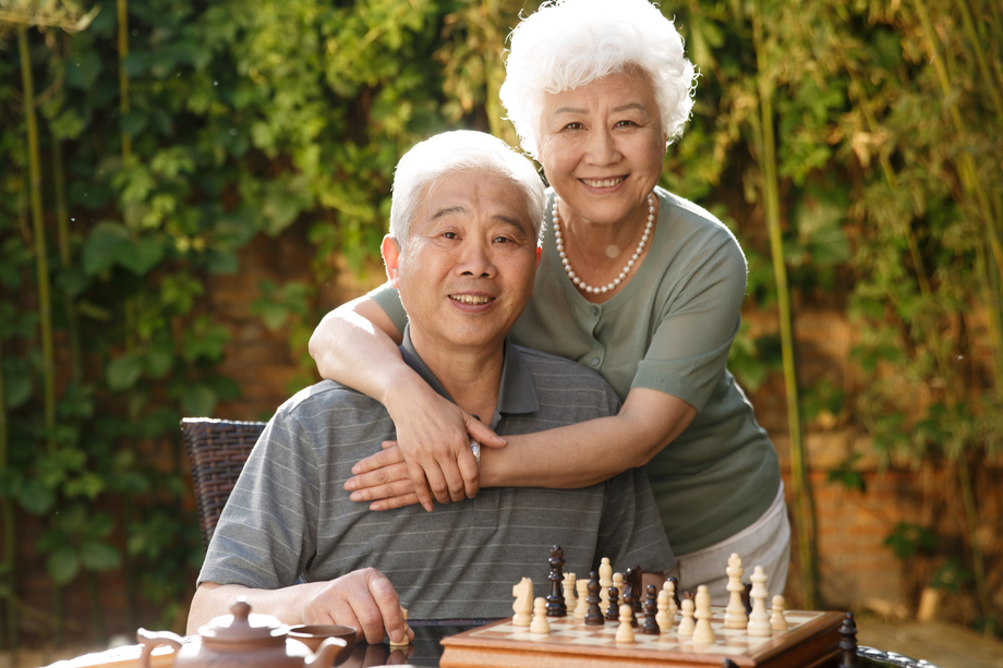 幸福的老年夫妇在院子 幸福的老年夫妇在院子