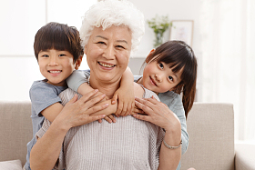 男孩女孩和祖母在客厅图片