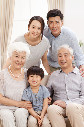 幸福家庭合影照片