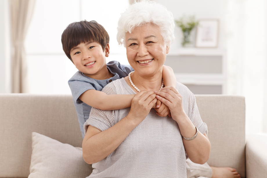 可爱的小男孩和祖母在客厅图片