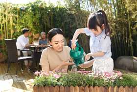 幸福家庭在庭院