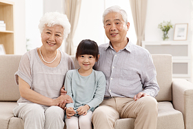 孙女陪着祖父母在客厅图片