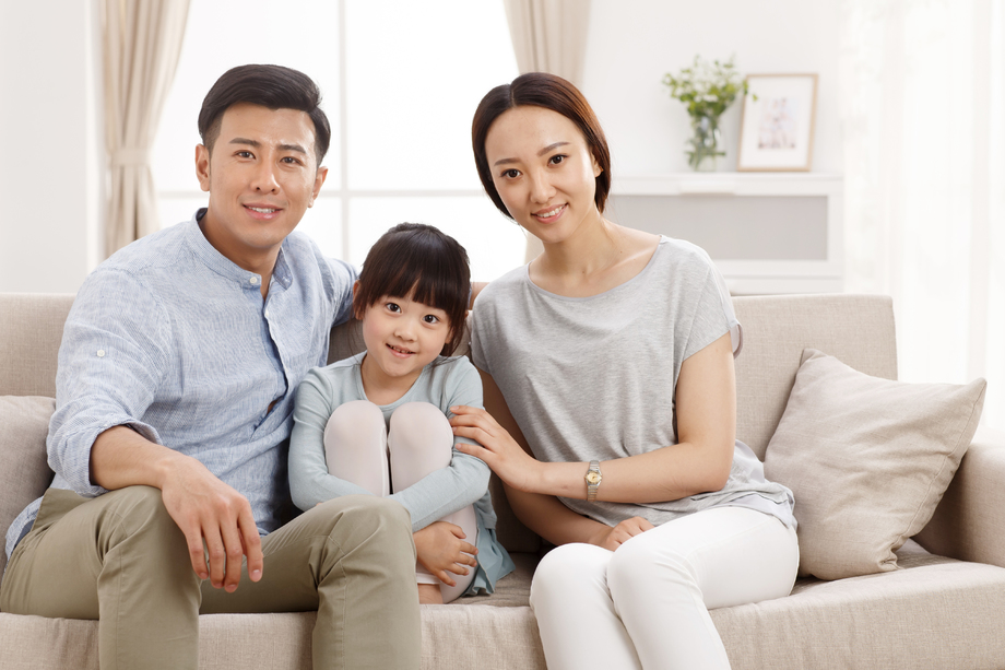 幸福的一家三口坐在客厅