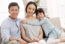 幸福的一家三口坐在客厅