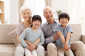 幸福家庭在客厅合影照片