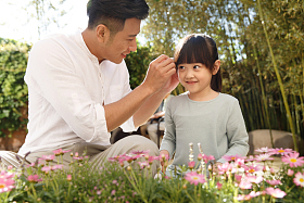 父亲和女儿在花园