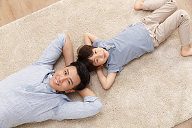 快乐的父子躺着地上