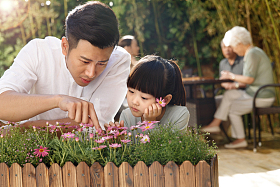 幸福家庭在庭院里图片