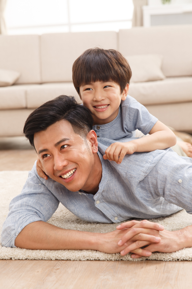 快乐的父子在客厅玩耍照片 快乐的父子在客厅玩耍照片