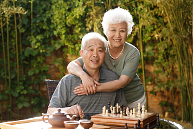 幸福的老年夫妇在院子