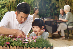 幸福家庭在庭院里照片