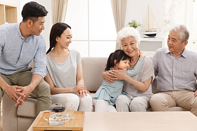 幸福家庭在客厅