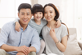 幸福的一家三口合影图片