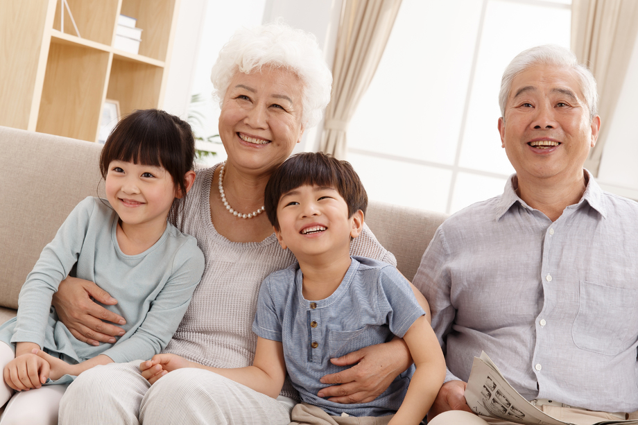 幸福家庭在客厅看电视 幸福家庭在客厅看电视