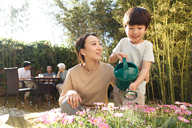 幸福家庭在庭院里图片