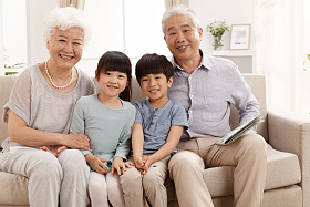 幸福家庭在客厅合影