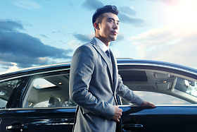 青年男人站在汽车旁边