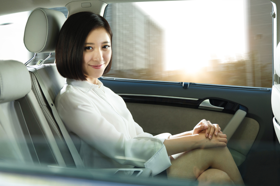 青年女人坐在汽车