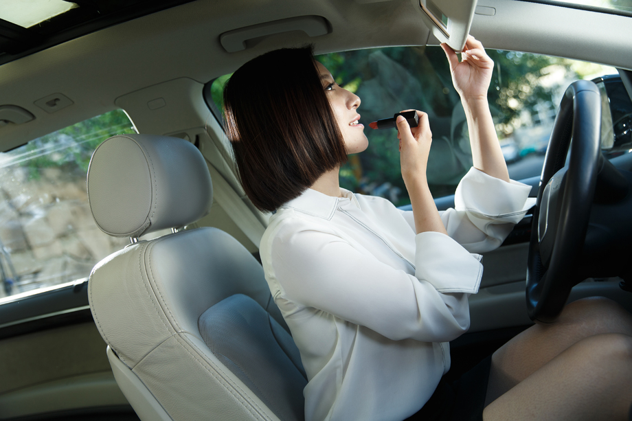 青年女人坐在车里化妆照片 青年女人坐在车里化妆照片