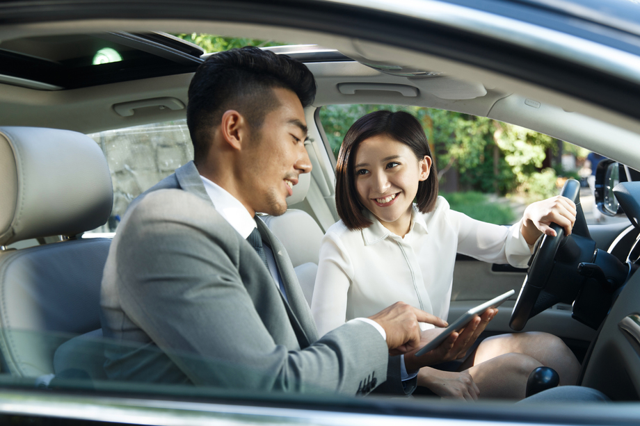 青年商务人士坐在汽车