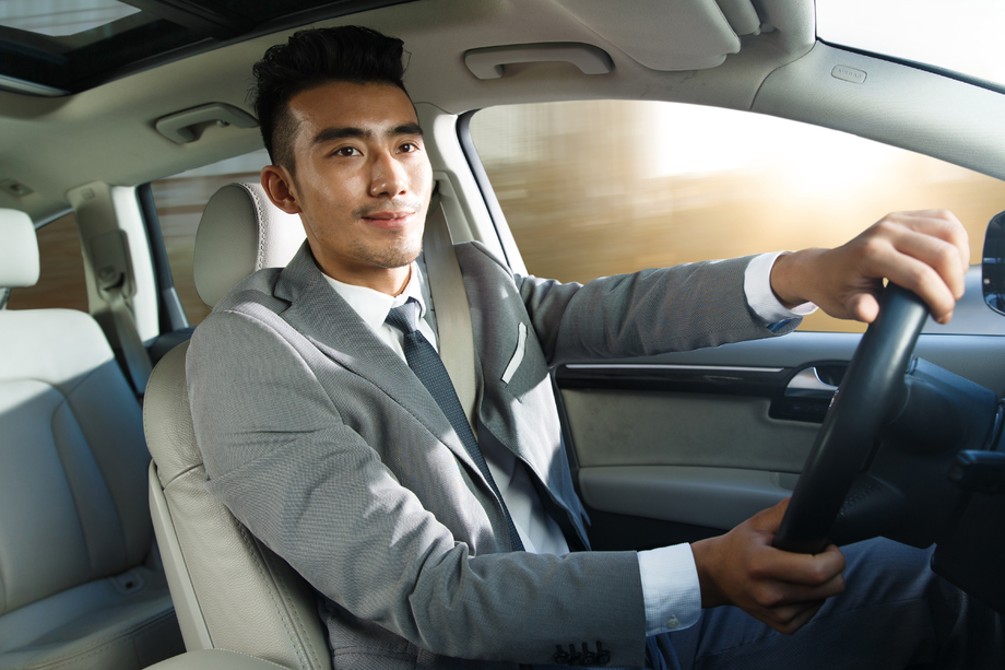 青年男人开车图片 青年男人开车图片