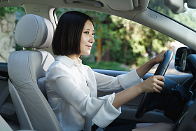 青年女人开车