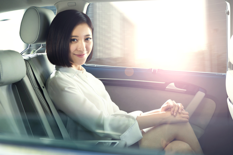 青年女人坐在汽车里图片 青年女人坐在汽车里图片