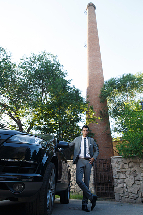 青年男人站在汽车旁边