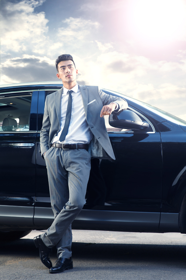 青年男人站在汽车旁边 青年男人站在汽车旁边