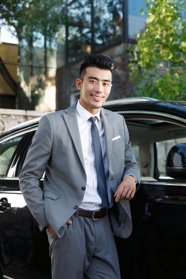 青年男人站在汽车旁边图片 青年男人站在汽车旁边图片