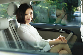 青年女人坐在汽车