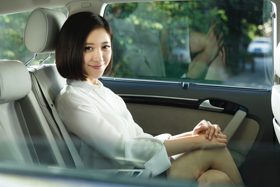青年女人坐在汽车