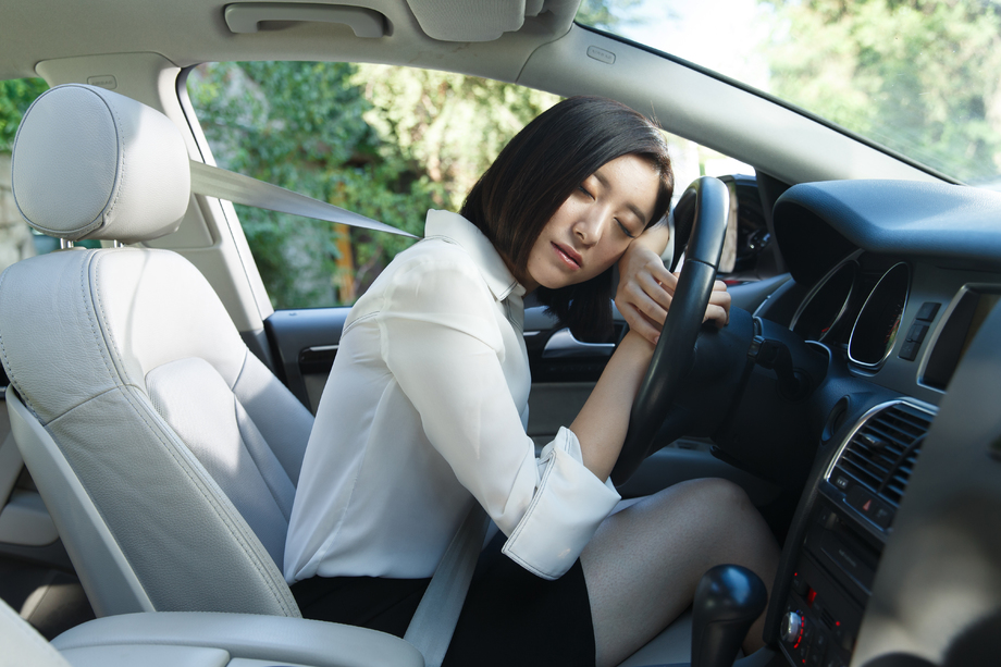 青年女人在车里睡觉 青年女人在车里睡觉
