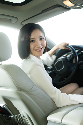 青年女人开车