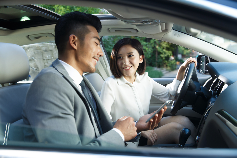 青年商务人士坐在汽车里照片 青年商务人士坐在汽车里照片