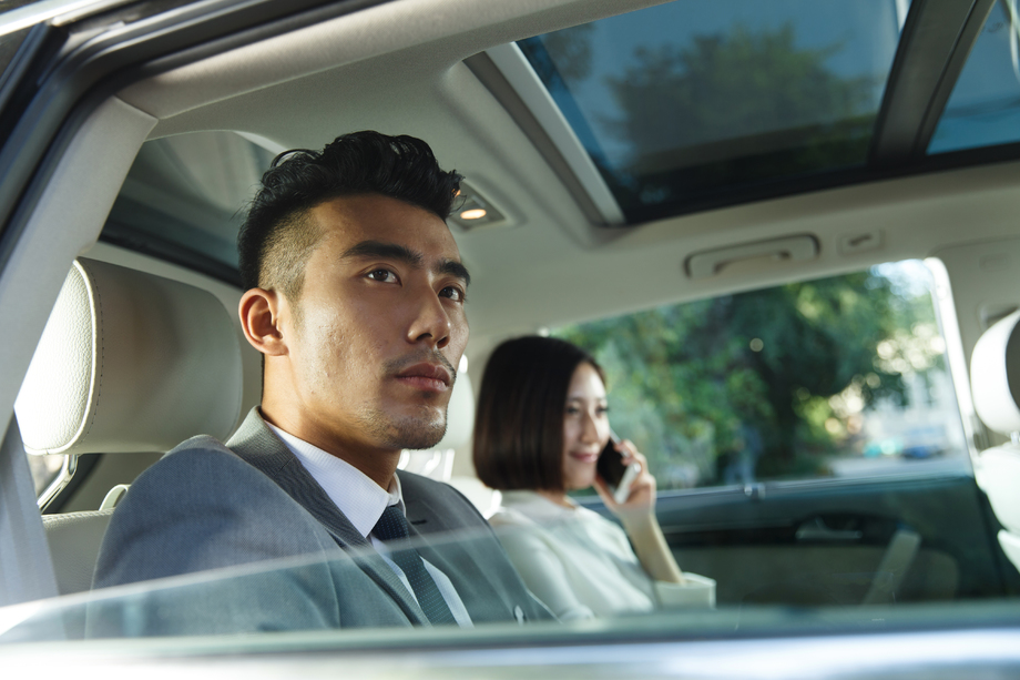 青年商务人士坐在汽车