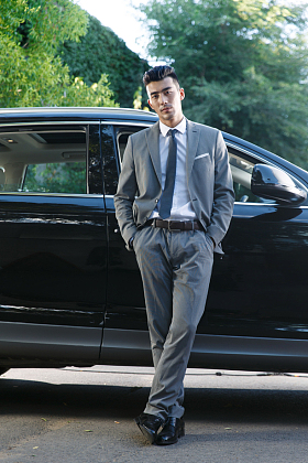 青年男人站在汽车旁边图片