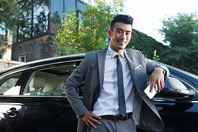 青年男人站在汽车旁边