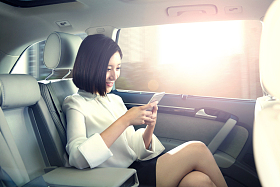 青年女人坐在汽车里看手机图片