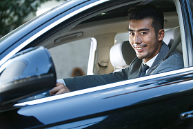 青年男人开车