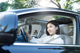 青年女人开车