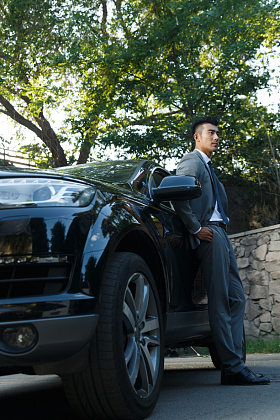 青年男人站在汽车旁边