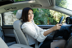 青年女人开车