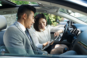 青年商务人士坐在汽车