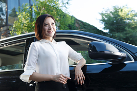 青年女人站在汽车旁边图片