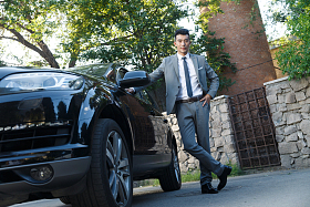 青年男人站在汽车旁边