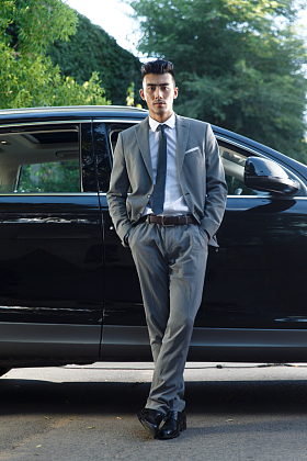 青年男人站在汽车旁边